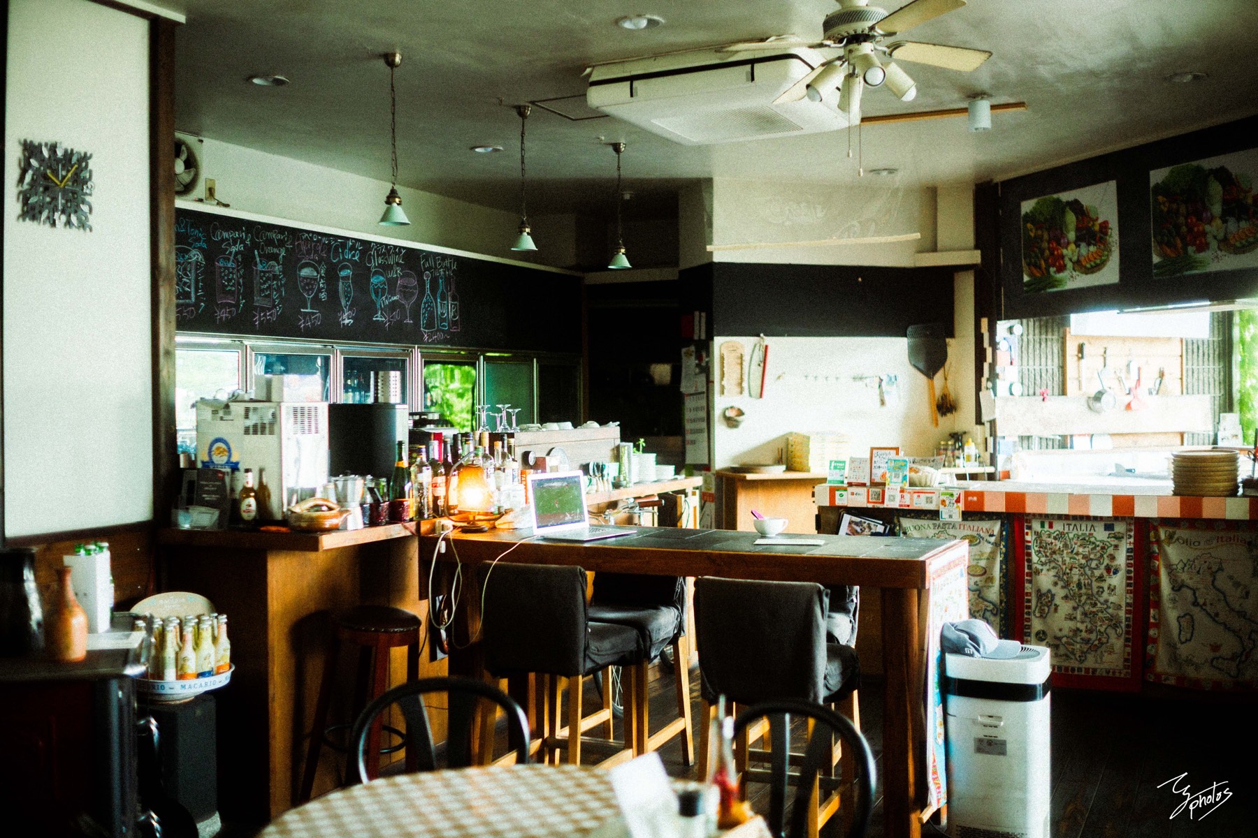 テーブル席のある店内